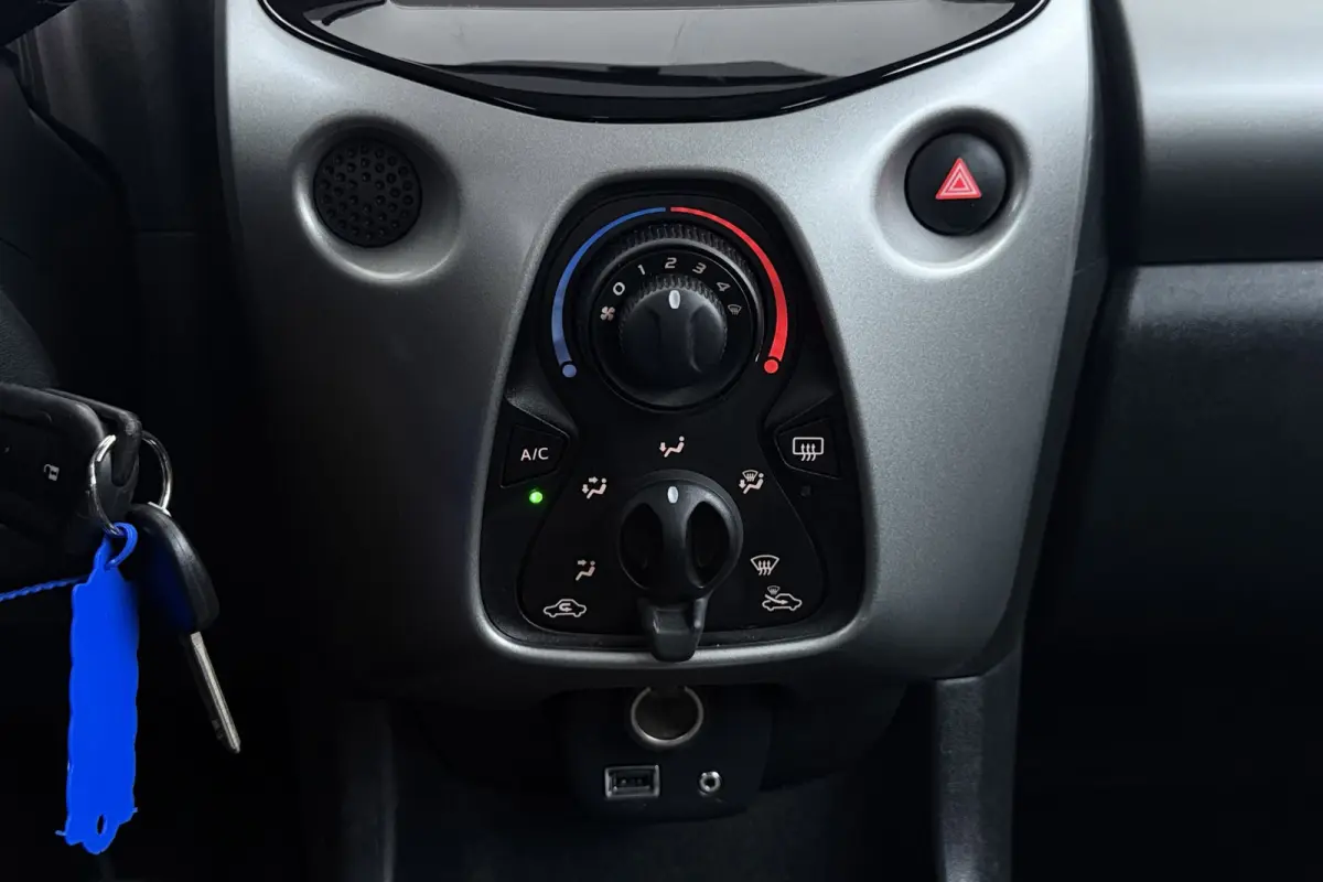 1.0 VVT-i x-play | Org NL | Camera | Airco | Dealer Ond. |