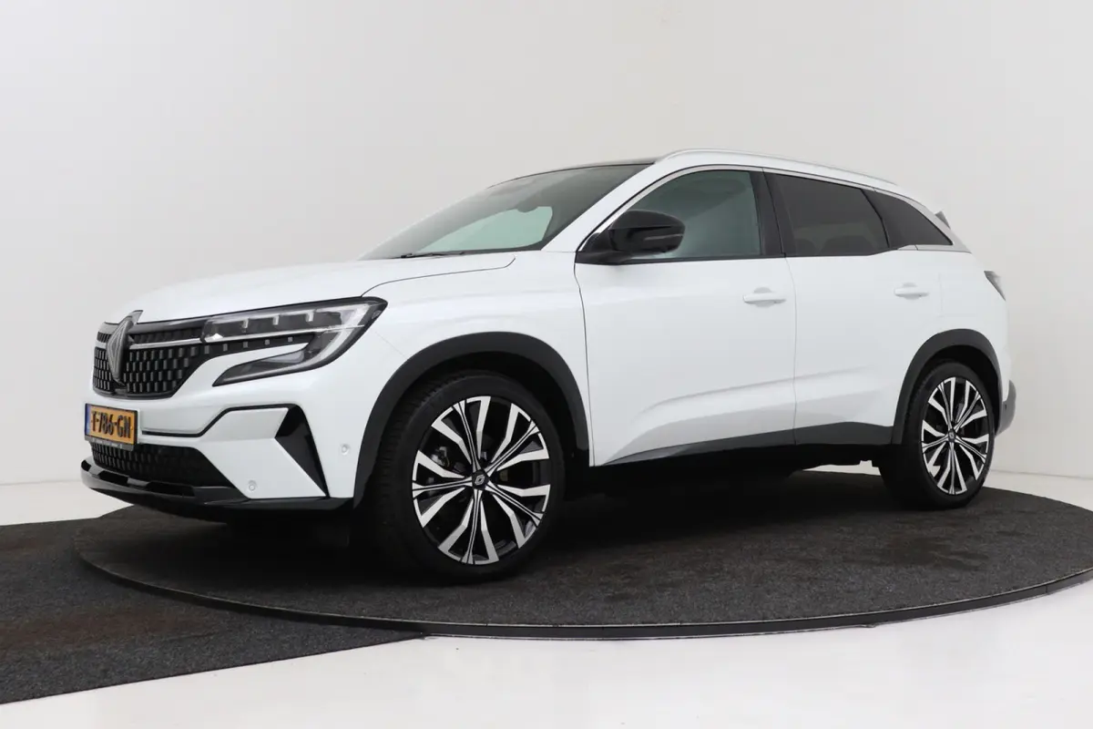 1.2 E-Tech full hybrid 200 iconic | Uitklap Trekhaak | Panoramadak | Massagestoel | Stuur-/Stoelverwarming |