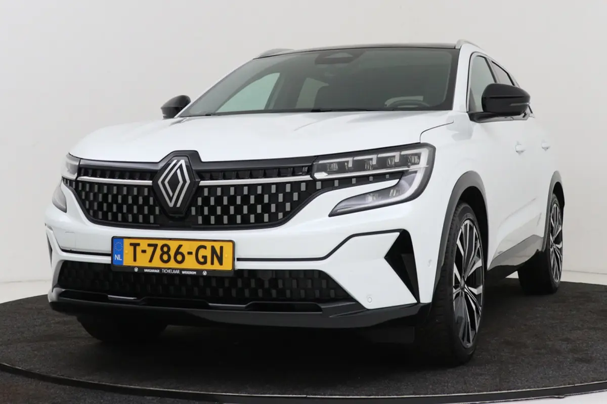 1.2 E-Tech full hybrid 200 iconic | Uitklap Trekhaak | Panoramadak | Massagestoel | Stuur-/Stoelverwarming |