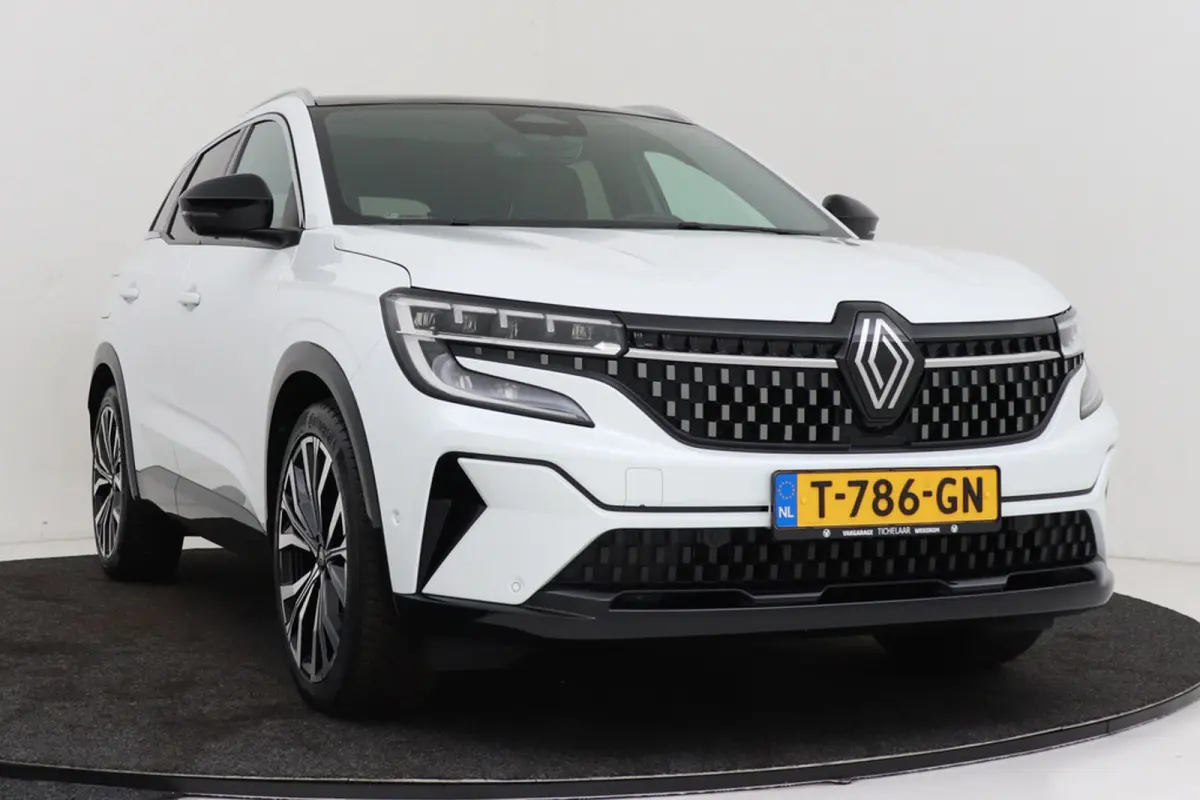 1.2 E-Tech full hybrid 200 iconic | Uitklap Trekhaak | Panoramadak | Massagestoel | Stuur-/Stoelverwarming |