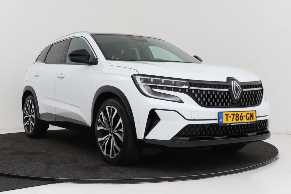 1.2 E-Tech full hybrid 200 iconic | Uitklap Trekhaak | Panoramadak | Massagestoel | Stuur-/Stoelverwarming |