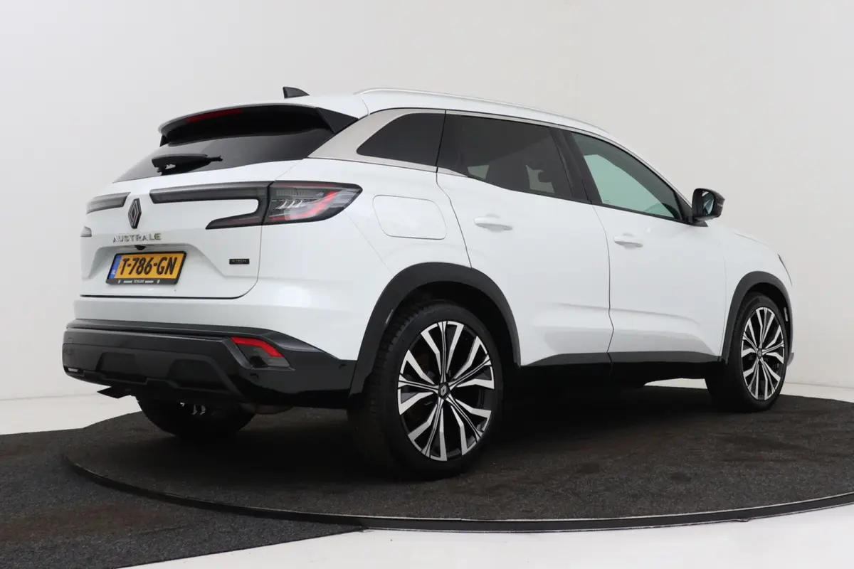 1.2 E-Tech full hybrid 200 iconic | Uitklap Trekhaak | Panoramadak | Massagestoel | Stuur-/Stoelverwarming |