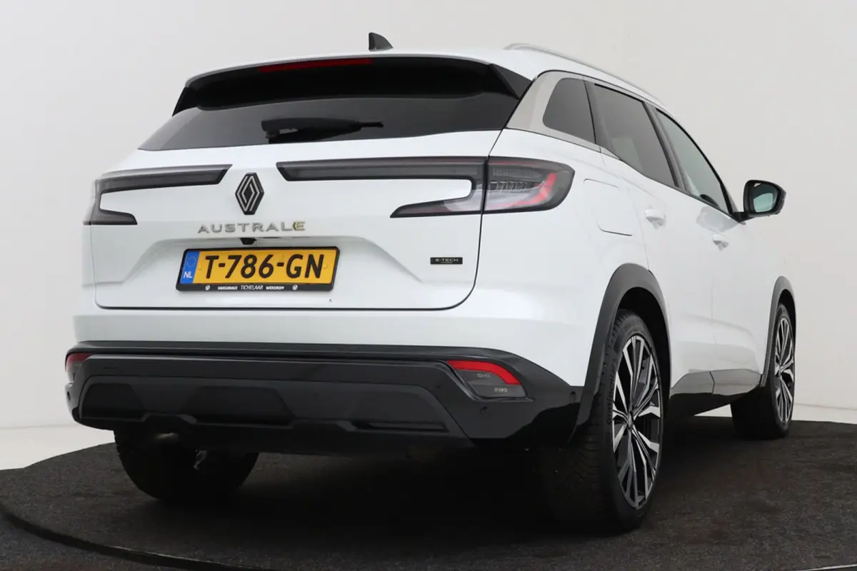 1.2 E-Tech full hybrid 200 iconic | Uitklap Trekhaak | Panoramadak | Massagestoel | Stuur-/Stoelverwarming |