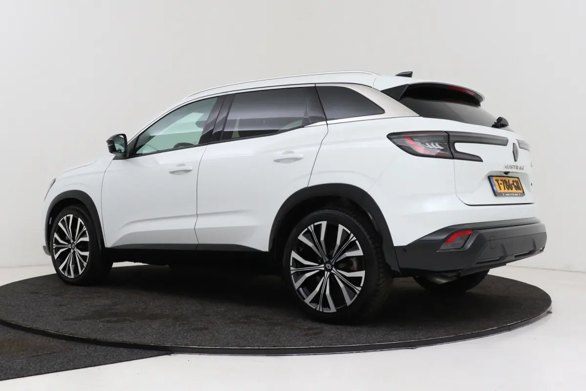 1.2 E-Tech full hybrid 200 iconic | Uitklap Trekhaak | Panoramadak | Massagestoel | Stuur-/Stoelverwarming |