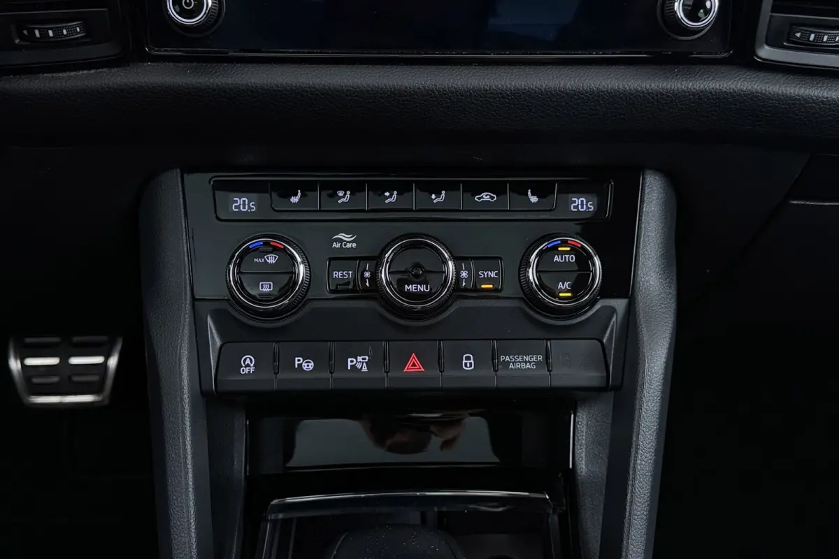 1.5 TSI Sportline Business 7p. | Uitklap Trekhaak | Panoramadak | Stuur-/Stoelverwarming | CarPlay | Camera | Virtual