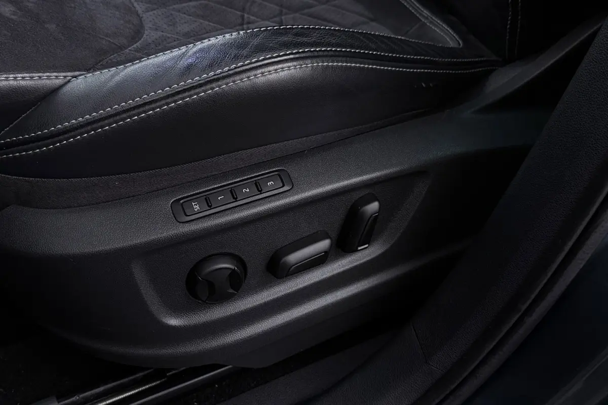 1.5 TSI Sportline Business 7p. | Uitklap Trekhaak | Panoramadak | Stuur-/Stoelverwarming | CarPlay | Camera | Virtual