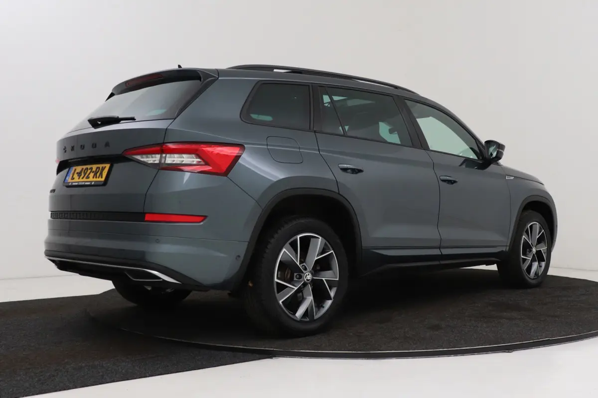 1.5 TSI Sportline Business 7p. | Uitklap Trekhaak | Panoramadak | Stuur-/Stoelverwarming | CarPlay | Camera | Virtual
