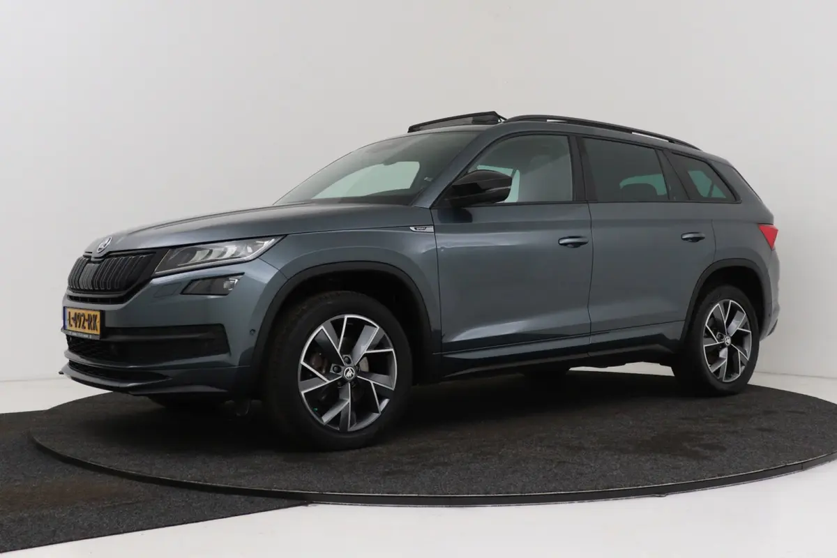 1.5 TSI Sportline Business 7p. | Uitklap Trekhaak | Panoramadak | Stuur-/Stoelverwarming | CarPlay | Camera | Virtual