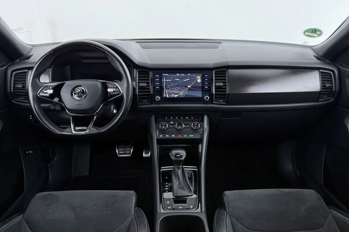 1.5 TSI Sportline Business 7p. | Uitklap Trekhaak | Panoramadak | Stuur-/Stoelverwarming | CarPlay | Camera | Virtual