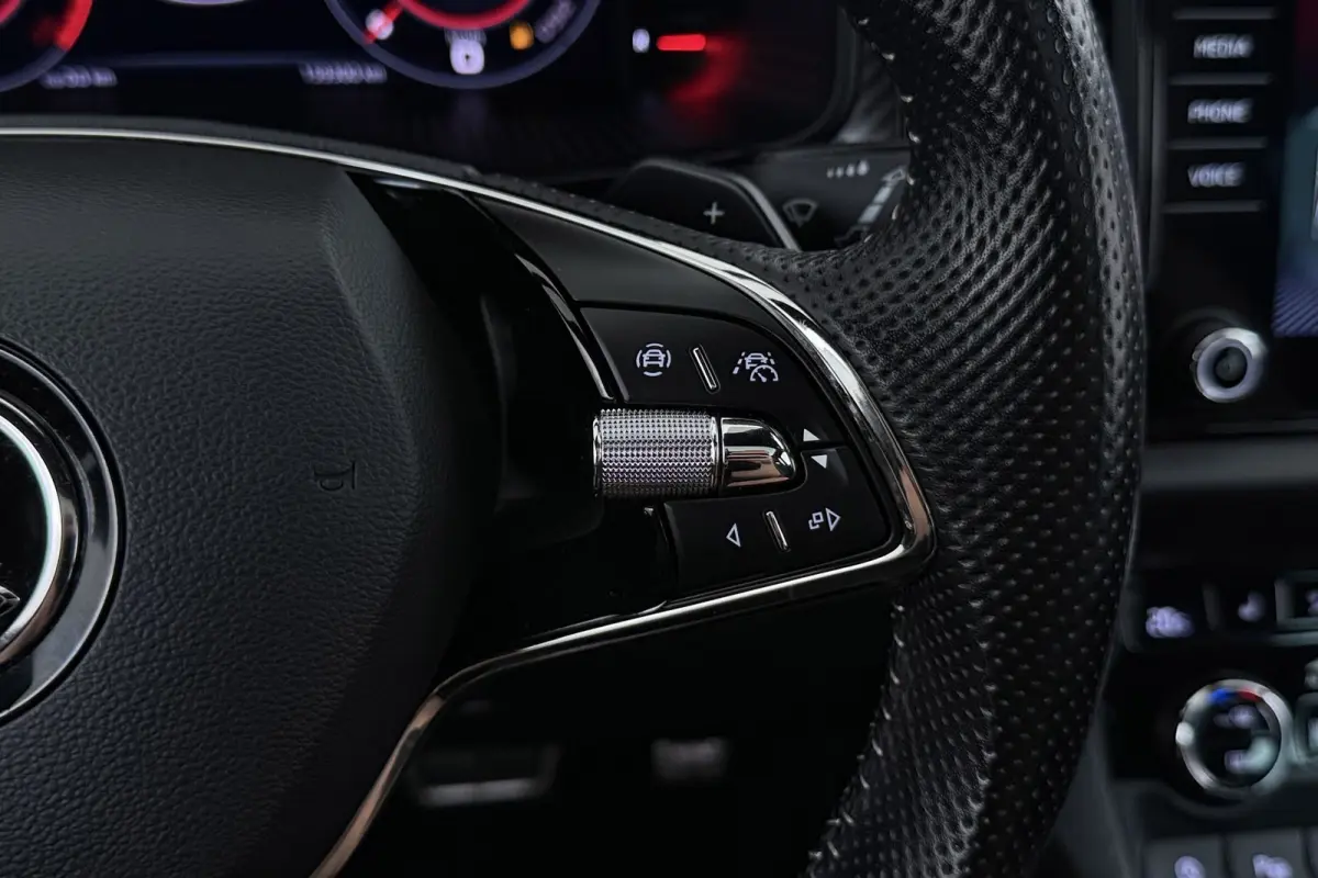 1.5 TSI Sportline Business 7p. | Uitklap Trekhaak | Panoramadak | Stuur-/Stoelverwarming | CarPlay | Camera | Virtual