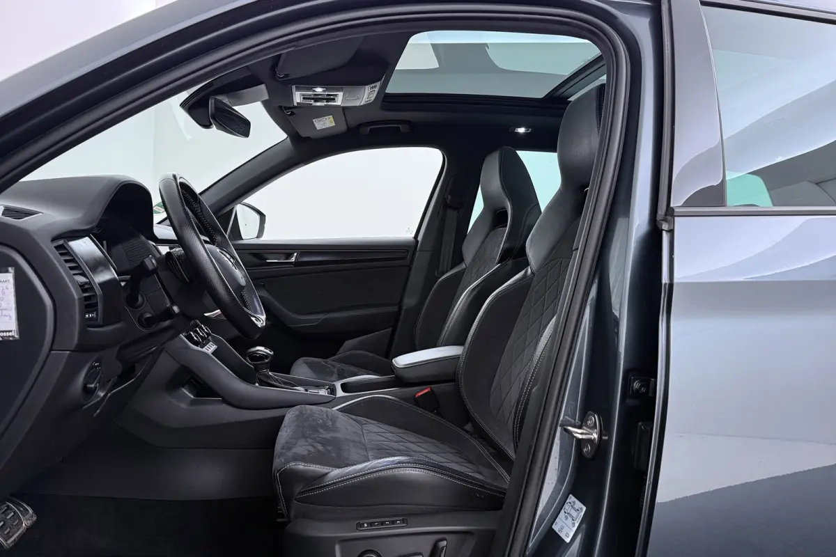 1.5 TSI Sportline Business 7p. | Uitklap Trekhaak | Panoramadak | Stuur-/Stoelverwarming | CarPlay | Camera | Virtual