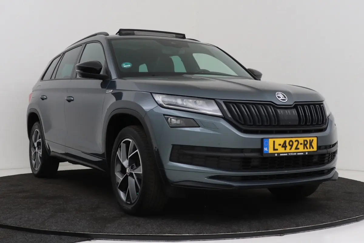 1.5 TSI Sportline Business 7p. | Uitklap Trekhaak | Panoramadak | Stuur-/Stoelverwarming | CarPlay | Camera | Virtual