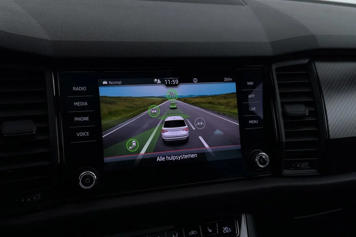 1.5 TSI Sportline Business 7p. | Uitklap Trekhaak | Panoramadak | Stuur-/Stoelverwarming | CarPlay | Camera | Virtual