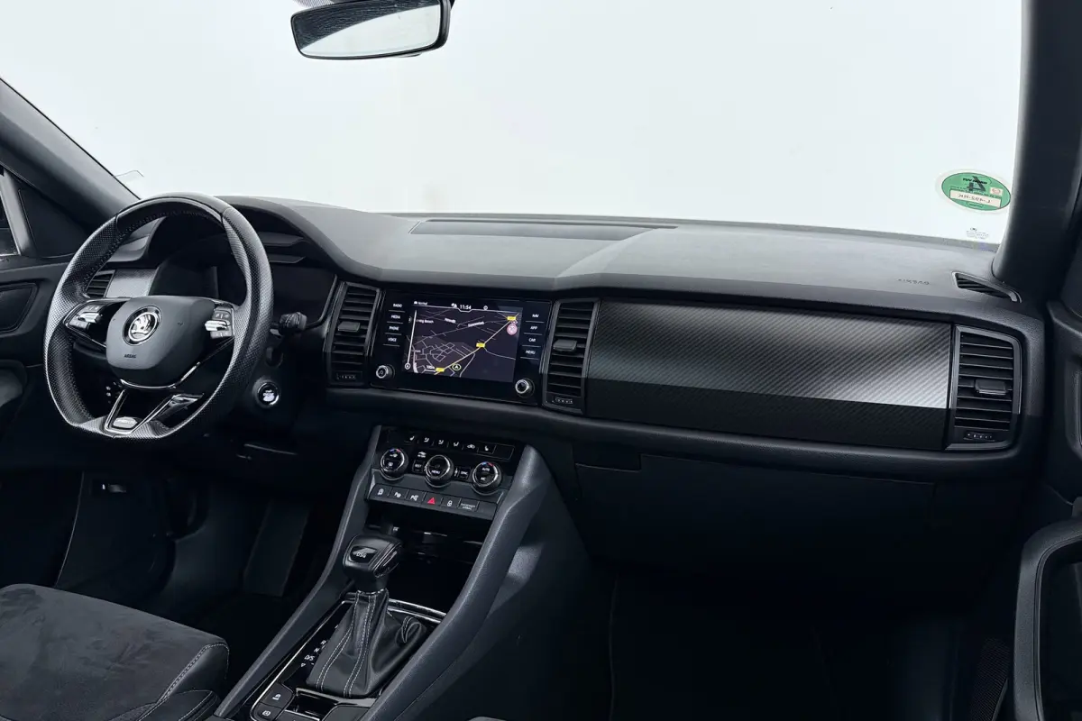 1.5 TSI Sportline Business 7p. | Uitklap Trekhaak | Panoramadak | Stuur-/Stoelverwarming | CarPlay | Camera | Virtual