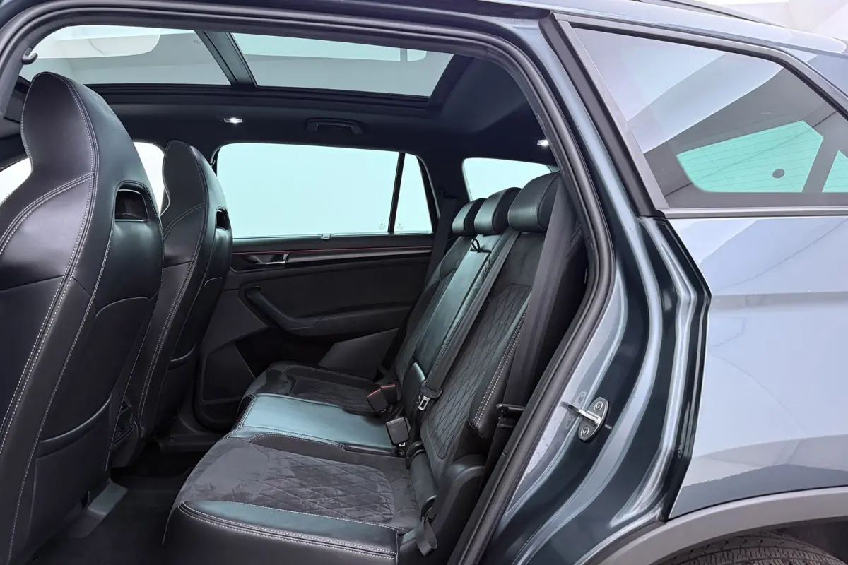 1.5 TSI Sportline Business 7p. | Uitklap Trekhaak | Panoramadak | Stuur-/Stoelverwarming | CarPlay | Camera | Virtual