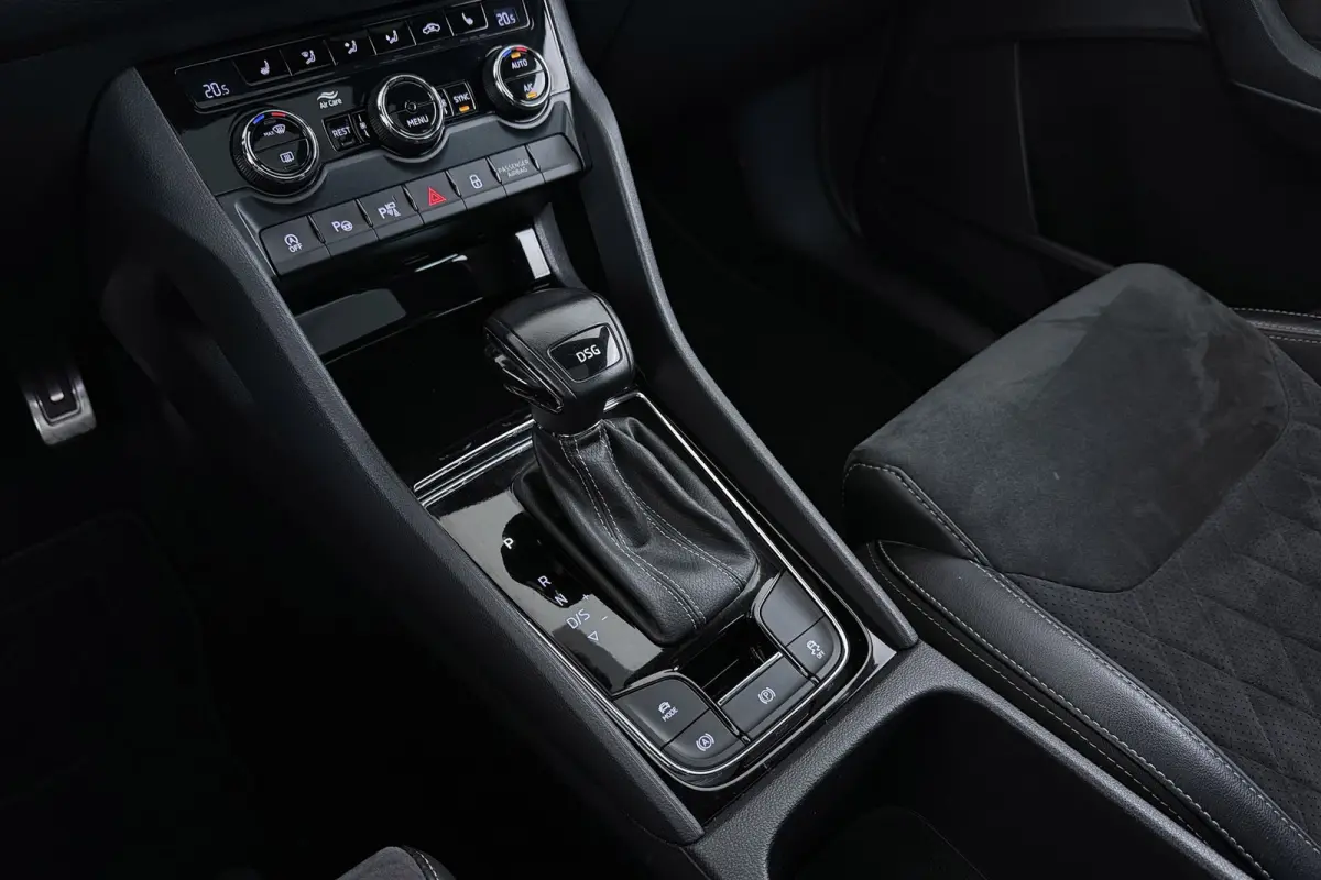 1.5 TSI Sportline Business 7p. | Uitklap Trekhaak | Panoramadak | Stuur-/Stoelverwarming | CarPlay | Camera | Virtual