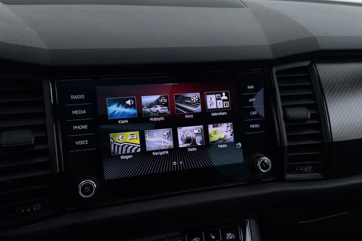 1.5 TSI Sportline Business 7p. | Uitklap Trekhaak | Panoramadak | Stuur-/Stoelverwarming | CarPlay | Camera | Virtual