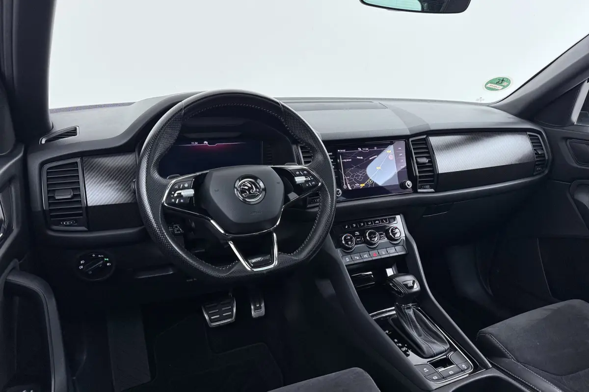 1.5 TSI Sportline Business 7p. | Uitklap Trekhaak | Panoramadak | Stuur-/Stoelverwarming | CarPlay | Camera | Virtual