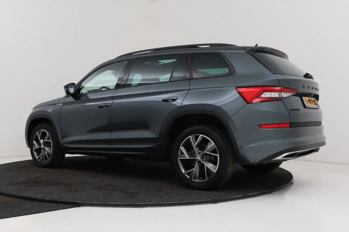 1.5 TSI Sportline Business 7p. | Uitklap Trekhaak | Panoramadak | Stuur-/Stoelverwarming | CarPlay | Camera | Virtual