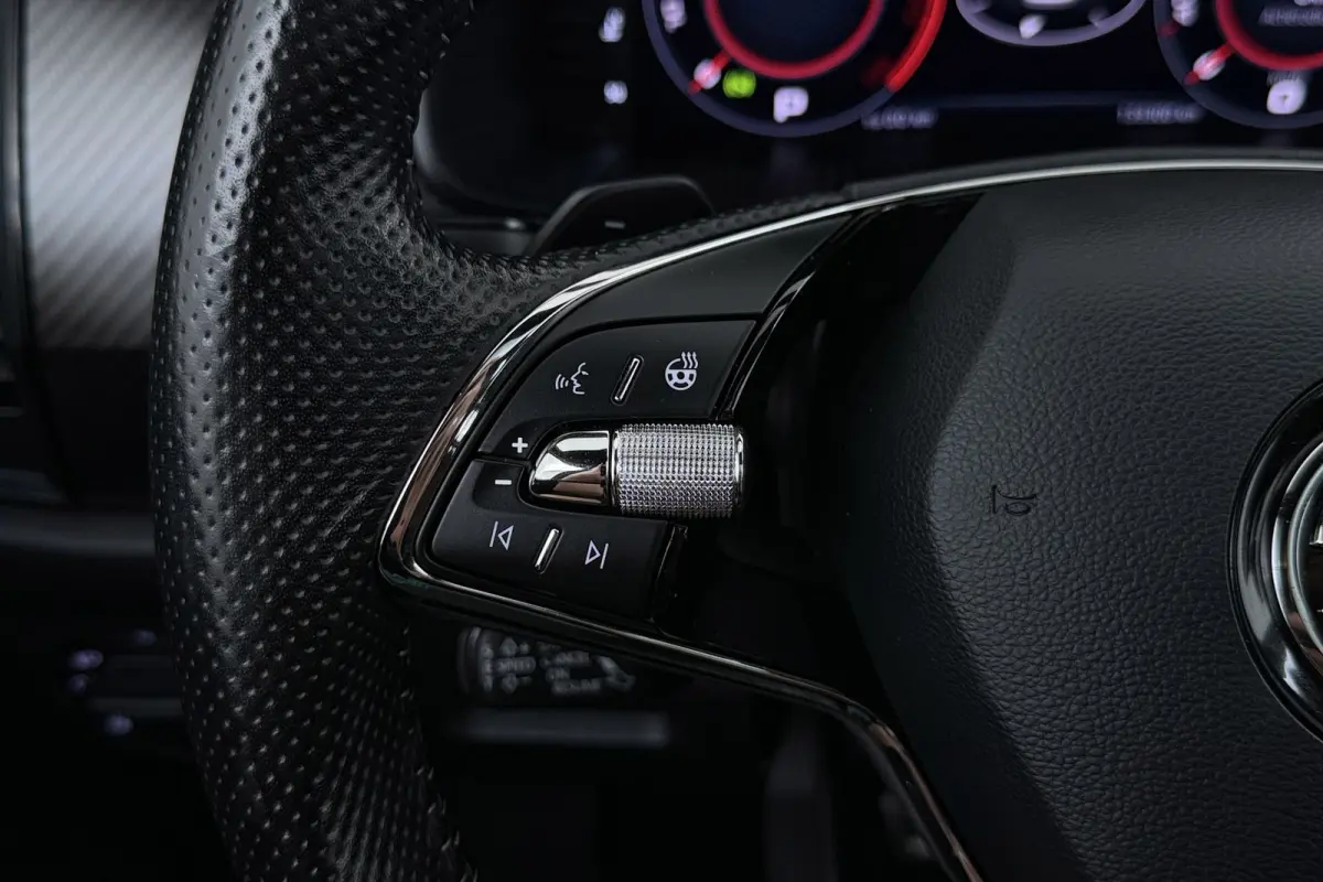 1.5 TSI Sportline Business 7p. | Uitklap Trekhaak | Panoramadak | Stuur-/Stoelverwarming | CarPlay | Camera | Virtual