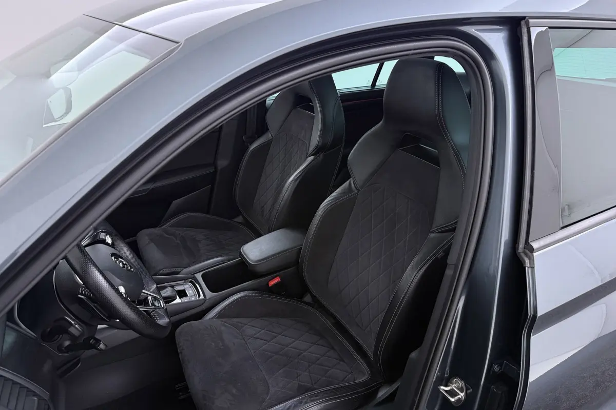 1.5 TSI Sportline Business 7p. | Uitklap Trekhaak | Panoramadak | Stuur-/Stoelverwarming | CarPlay | Camera | Virtual