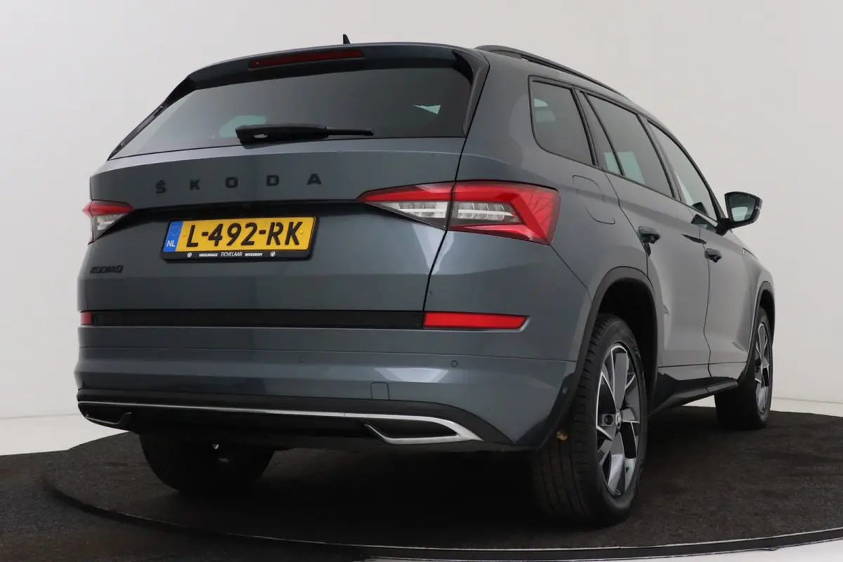 1.5 TSI Sportline Business 7p. | Uitklap Trekhaak | Panoramadak | Stuur-/Stoelverwarming | CarPlay | Camera | Virtual