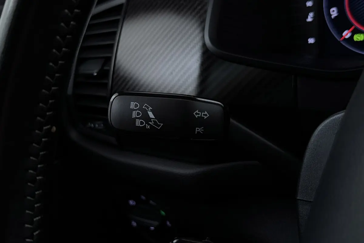 1.5 TSI Sportline Business 7p. | Uitklap Trekhaak | Panoramadak | Stuur-/Stoelverwarming | CarPlay | Camera | Virtual