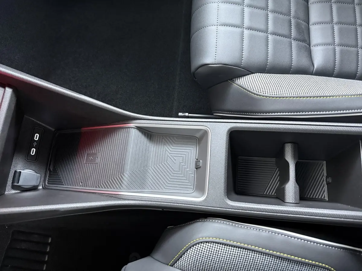 iconic “plein sud™” 150 pk comfort range | pack advanced driving assist | Harman Kardon® premium audio |
