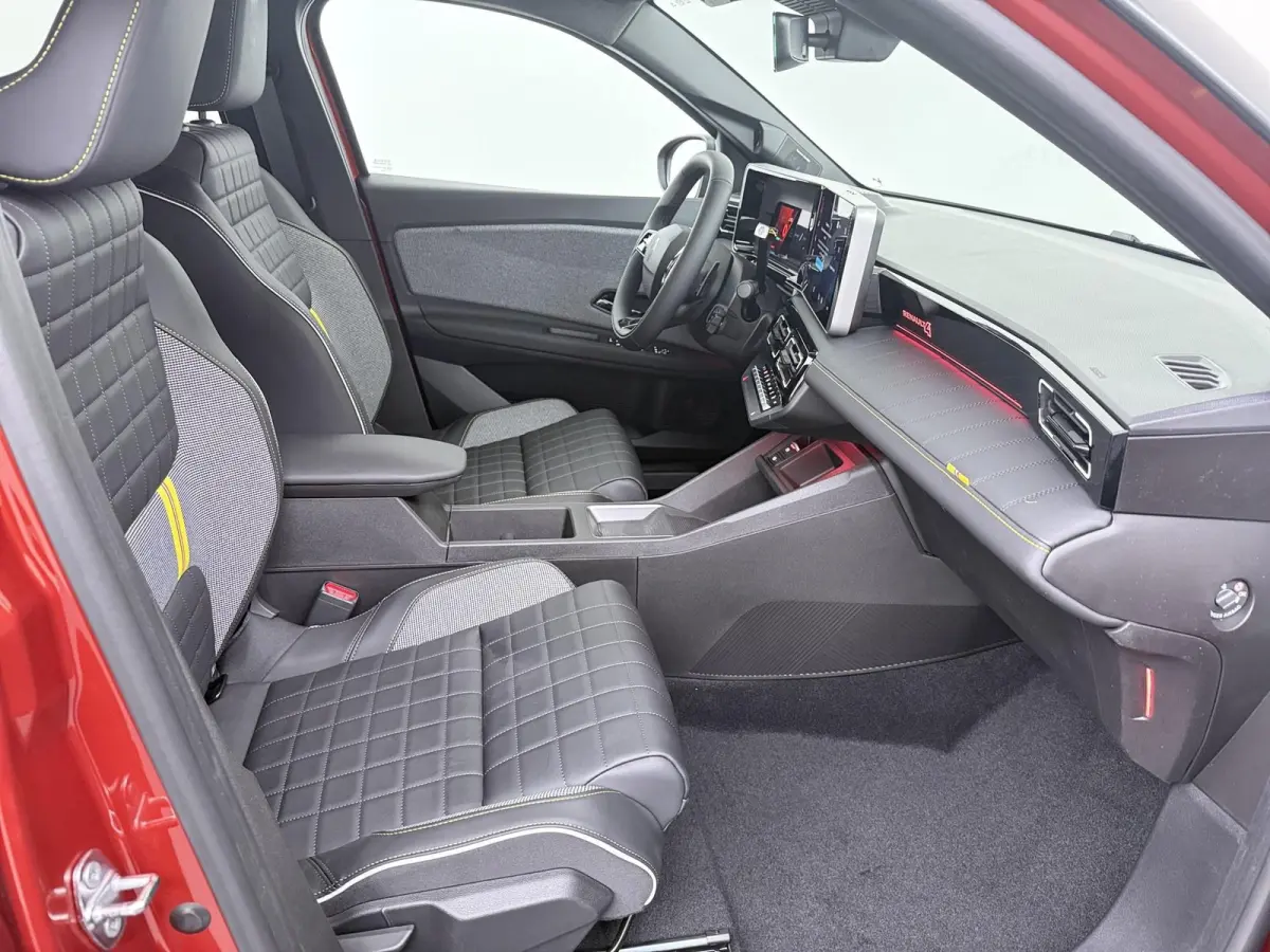 iconic “plein sud™” 150 pk comfort range | pack advanced driving assist | Harman Kardon® premium audio |