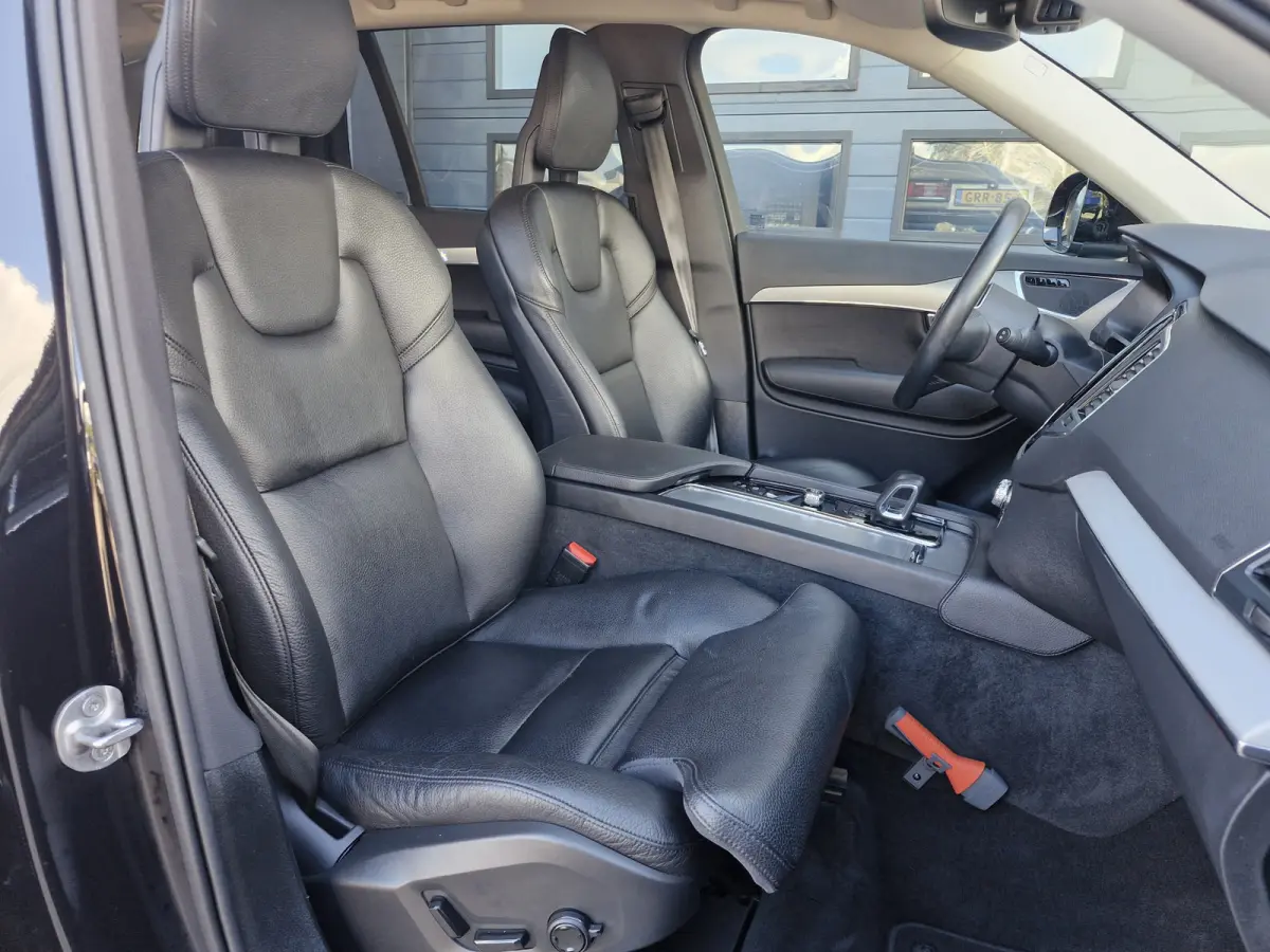 T8 Recharge AWD | Draadloze telefoonlader | Dodehoekdetectie met correctie | Trekhaak elektrisch bedienbaar | Vermoeidheidsherkenning | Extra getint glas achter | Verwarmde voorruit | Stuur 