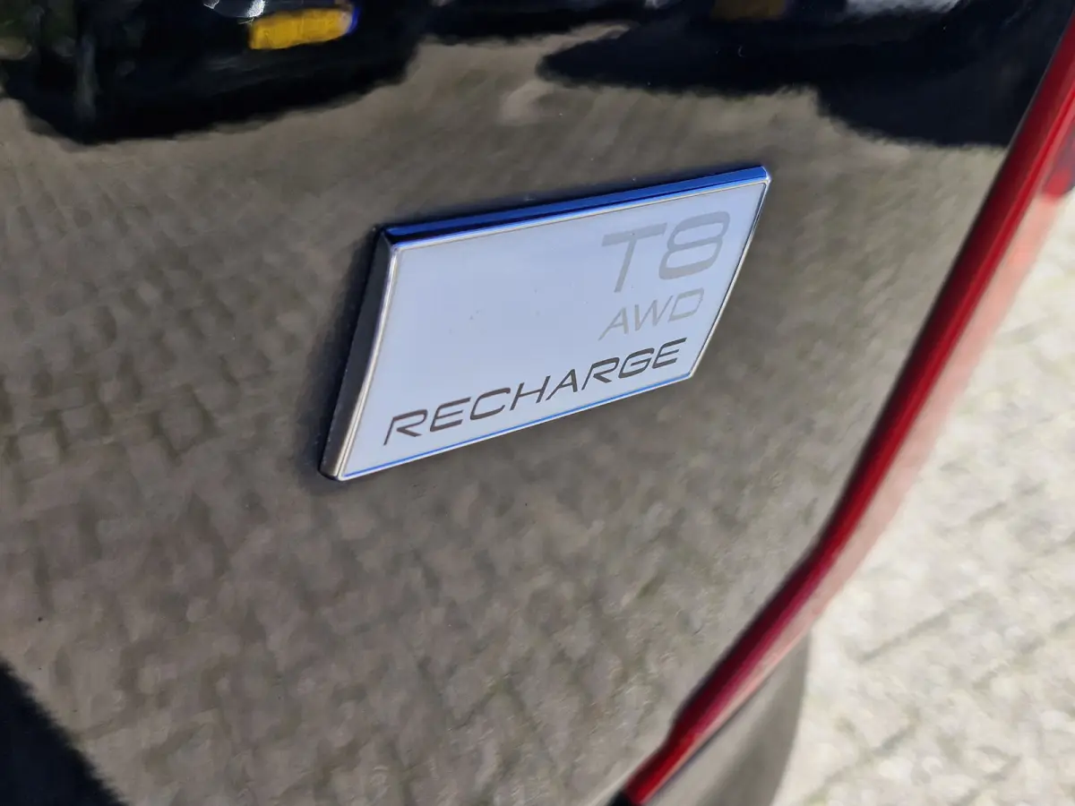 T8 Recharge AWD | Draadloze telefoonlader | Dodehoekdetectie met correctie | Trekhaak elektrisch bedienbaar | Vermoeidheidsherkenning | Extra getint glas achter | Verwarmde voorruit | Stuur 