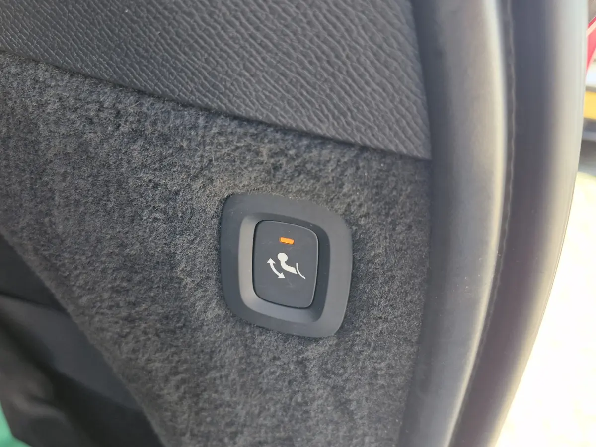 T8 Recharge AWD | Draadloze telefoonlader | Dodehoekdetectie met correctie | Trekhaak elektrisch bedienbaar | Vermoeidheidsherkenning | Extra getint glas achter | Verwarmde voorruit | Stuur 