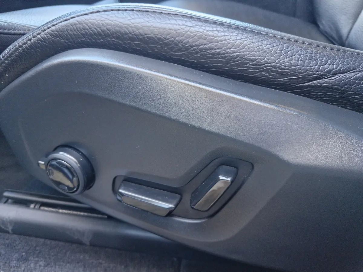 T8 Recharge AWD | Draadloze telefoonlader | Dodehoekdetectie met correctie | Trekhaak elektrisch bedienbaar | Vermoeidheidsherkenning | Extra getint glas achter | Verwarmde voorruit | Stuur 