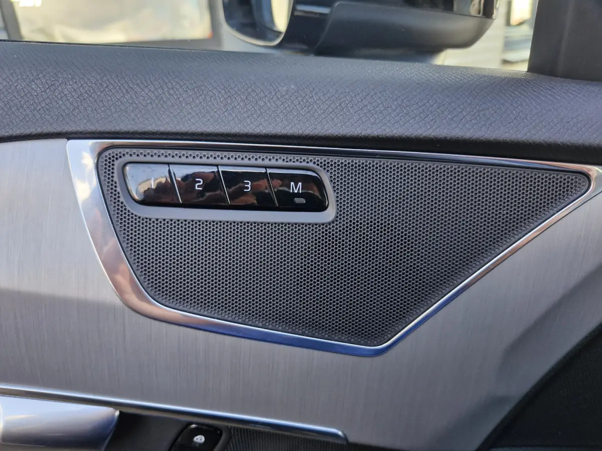 T8 Recharge AWD | Draadloze telefoonlader | Dodehoekdetectie met correctie | Trekhaak elektrisch bedienbaar | Vermoeidheidsherkenning | Extra getint glas achter | Verwarmde voorruit | Stuur 