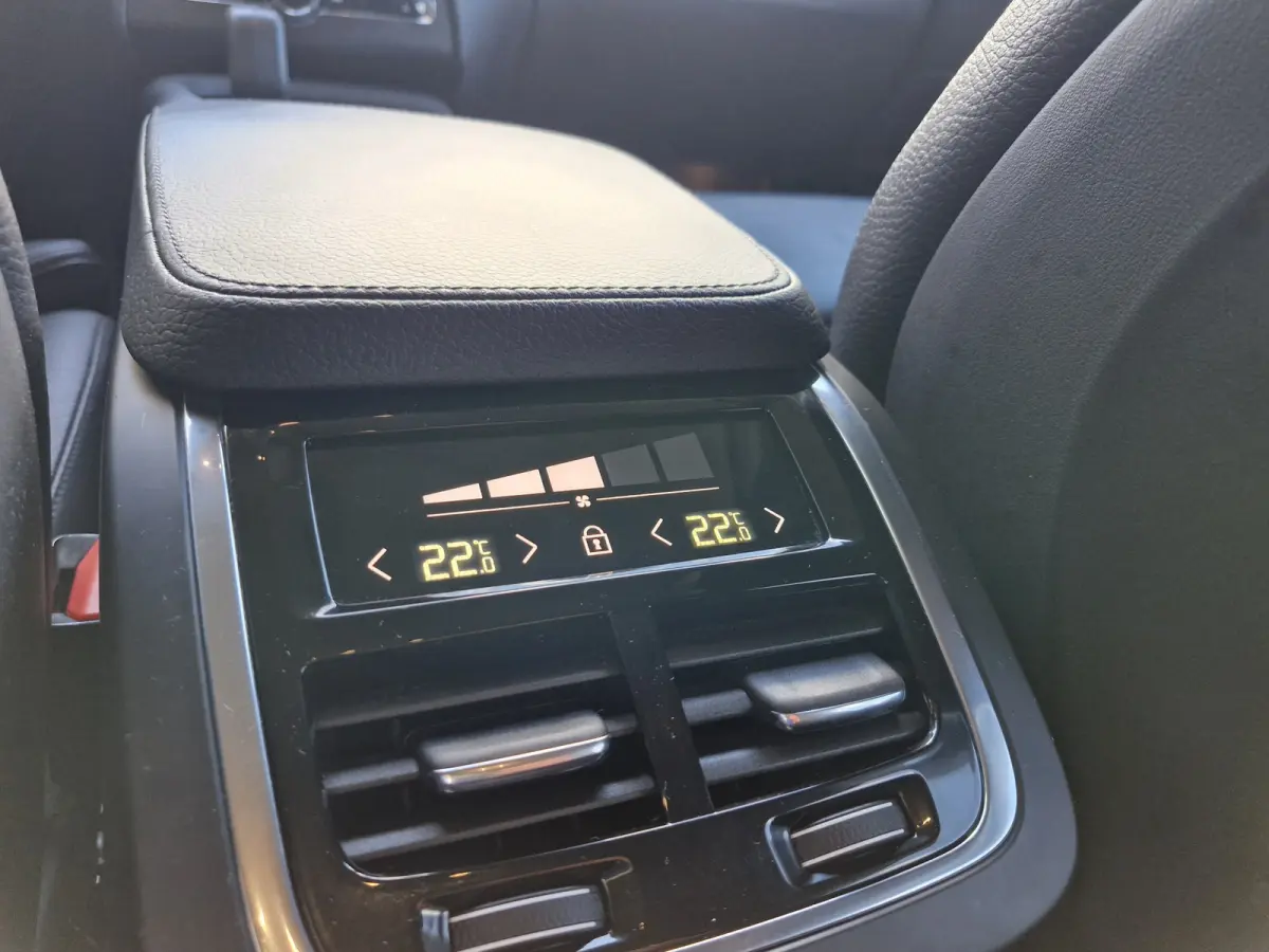 T8 Recharge AWD | Draadloze telefoonlader | Dodehoekdetectie met correctie | Trekhaak elektrisch bedienbaar | Vermoeidheidsherkenning | Extra getint glas achter | Verwarmde voorruit | Stuur 