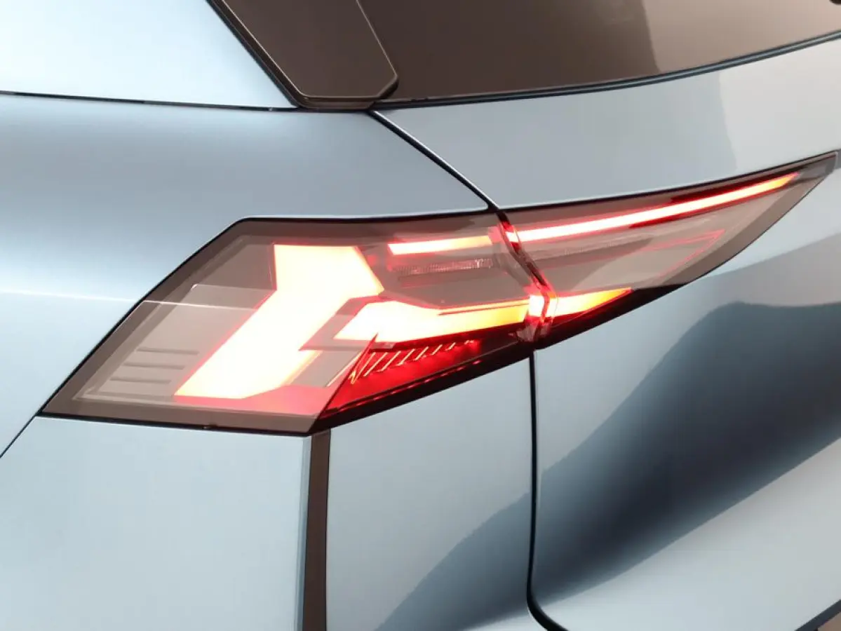 iconic full hybrid E-Tech 160 | Achteruitrijcamera | Active driver assist | Elektrisch verwarmbare voorstoelen