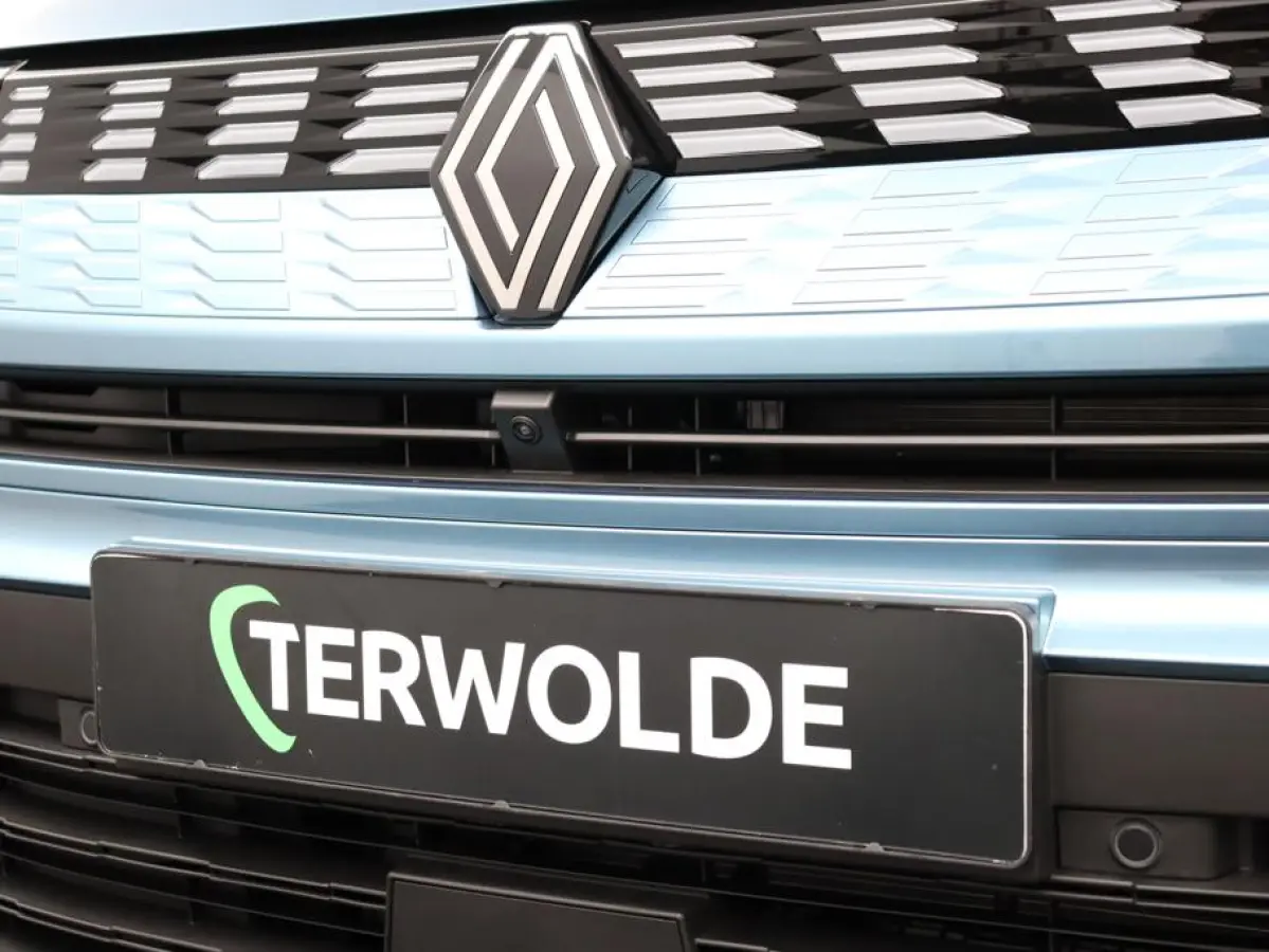 iconic full hybrid E-Tech 160 | Achteruitrijcamera | Active driver assist | Elektrisch verwarmbare voorstoelen