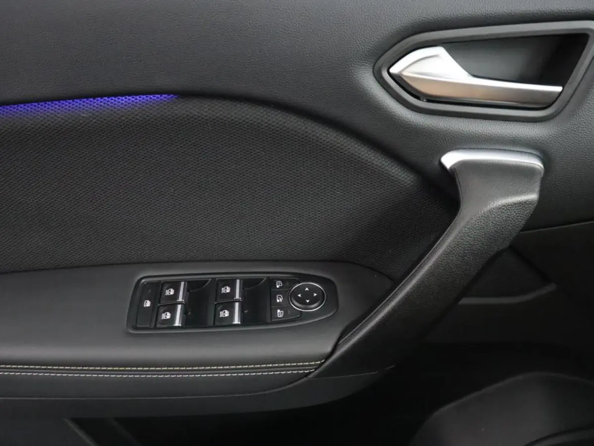iconic full hybrid E-Tech 160 | Achteruitrijcamera | Active driver assist | Elektrisch verwarmbare voorstoelen