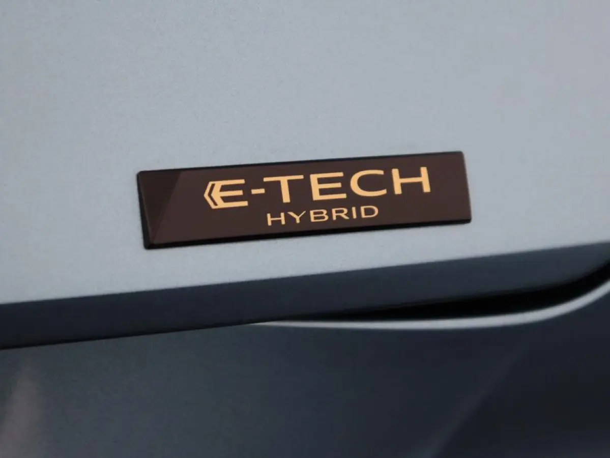 iconic full hybrid E-Tech 160 | Achteruitrijcamera | Active driver assist | Elektrisch verwarmbare voorstoelen