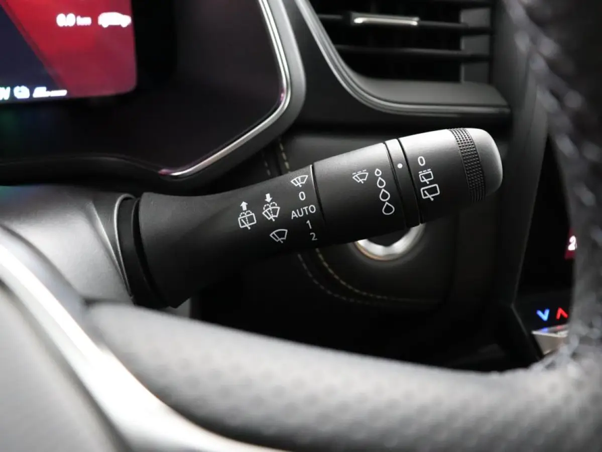 iconic full hybrid E-Tech 160 | Achteruitrijcamera | Active driver assist | Elektrisch verwarmbare voorstoelen