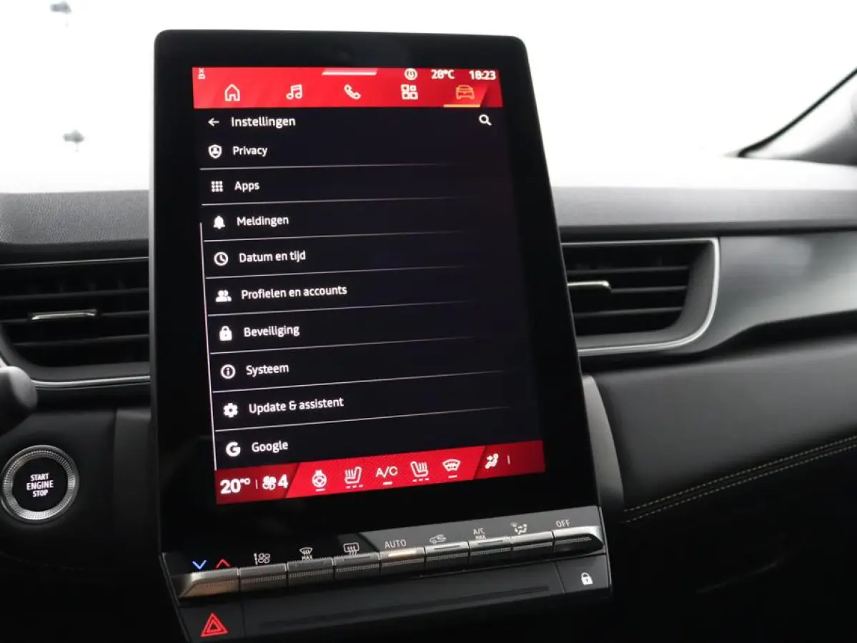 iconic full hybrid E-Tech 160 | Achteruitrijcamera | Active driver assist | Elektrisch verwarmbare voorstoelen