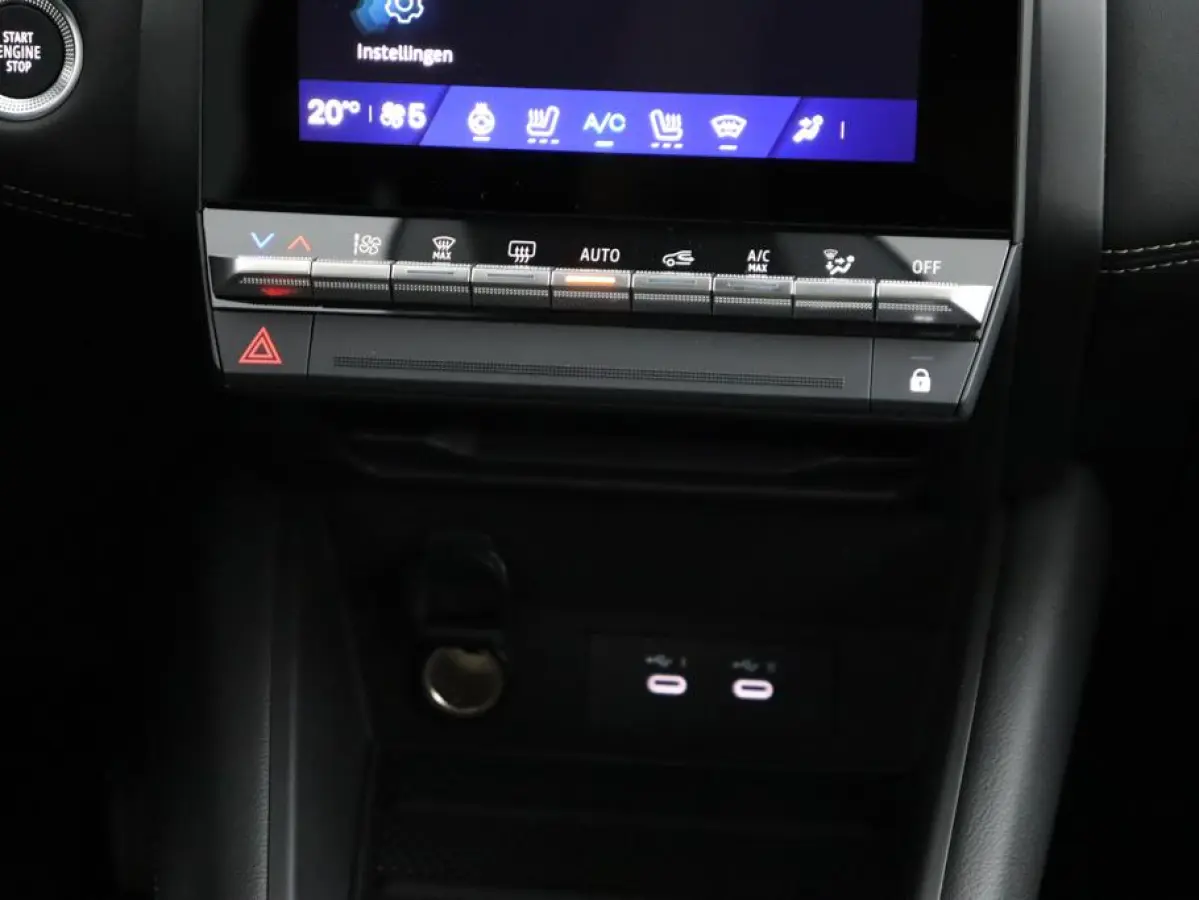 iconic full hybrid E-Tech 160 | Achteruitrijcamera | Active driver assist | Elektrisch verwarmbare voorstoelen