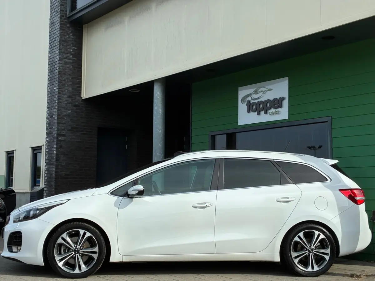 Cee'd 1.0 T-GDi GT-Line|2e Eigenaar|Panoramadak|Navigatie|Camera|Cruise|Climatronic|Trekhaak|Nieuwe APK|NAP|PDC|