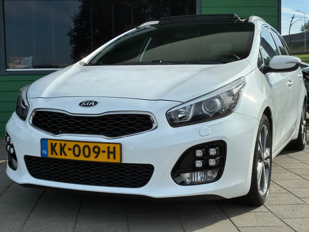 Cee'd 1.0 T-GDi GT-Line|2e Eigenaar|Panoramadak|Navigatie|Camera|Cruise|Climatronic|Trekhaak|Nieuwe APK|NAP|PDC|