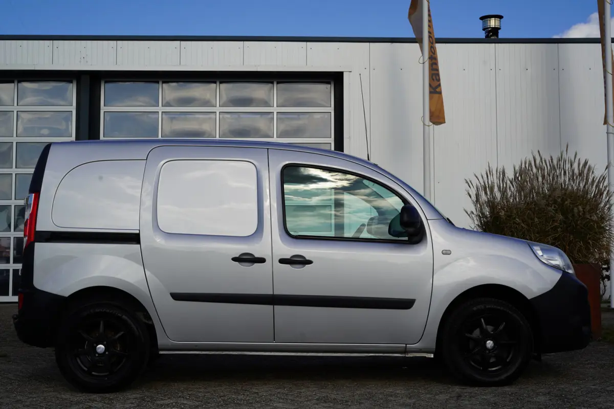 1.5 dCi 75 Express Comfort S&S | Airco | Bluetooth | Cruise control | Lichtmetalen velgen 15" | Navigatiesysteem full map | Parkeersensor achter | Radio-cd/mp3 speler | Trekhaak | Top onderh
