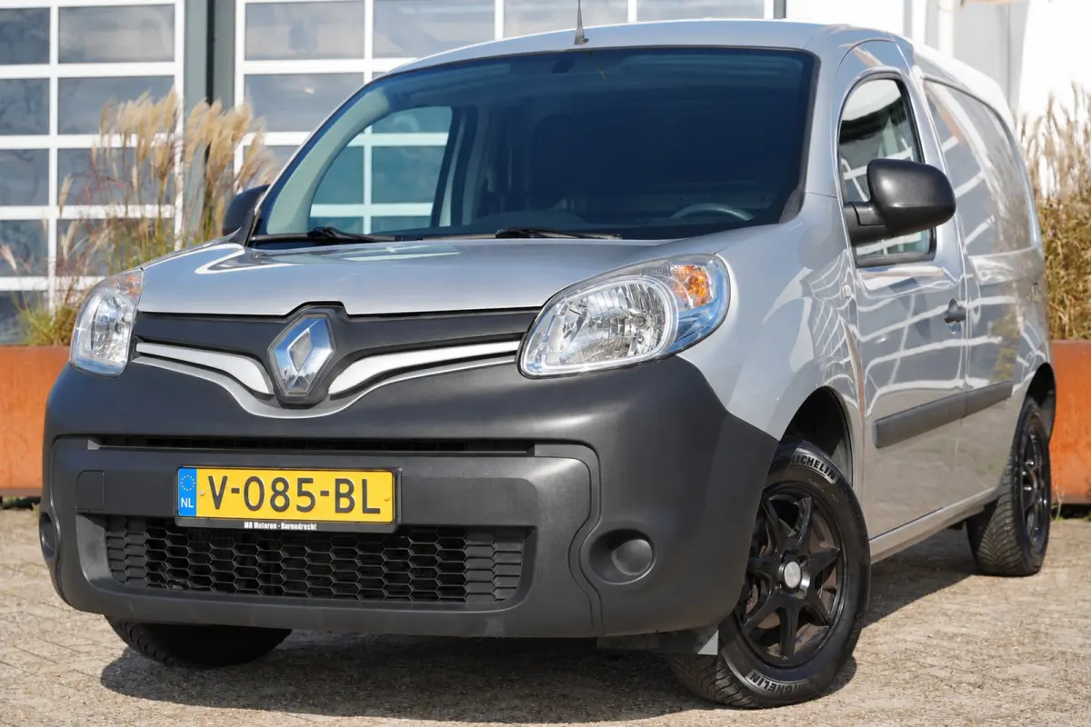 1.5 dCi 75 Express Comfort S&S | Airco | Bluetooth | Cruise control | Lichtmetalen velgen 15" | Navigatiesysteem full map | Parkeersensor achter | Radio-cd/mp3 speler | Trekhaak | Top onderh