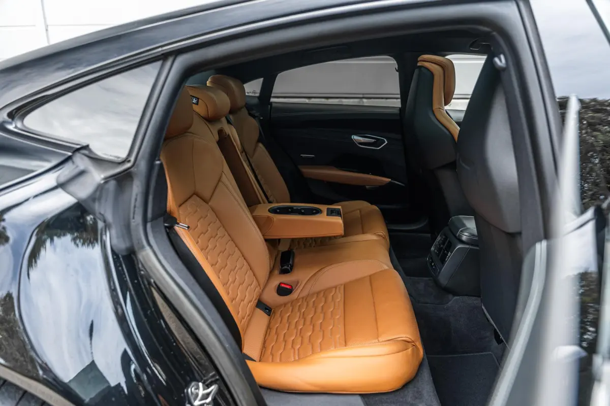 476pk 93 kWh | Adaptief onderstel | Leder | B&O 3D | Keyless | Elek. Sportstoel Pro | 21" Velgen