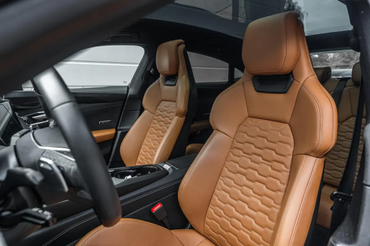 476pk 93 kWh | Adaptief onderstel | Leder | B&O 3D | Keyless | Elek. Sportstoel Pro | 21" Velgen