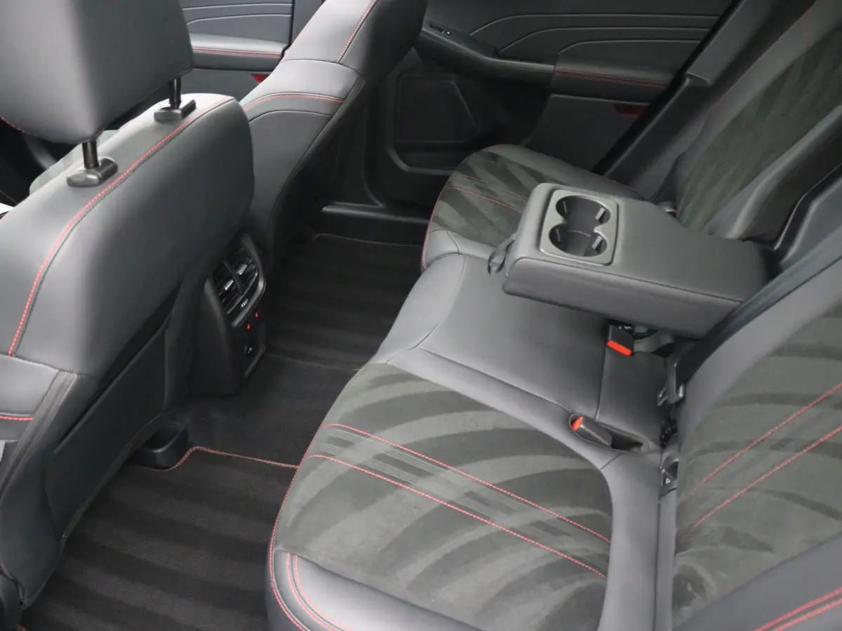 2.5 PHEV ST-Line X / Fabrieksgarantie t/m 02-2029 / Trekhaak Wegklapbaar / WINTER-PACK / Trekgewicht 2.100 KG / Elektisch schuif-/kanteldak / 360-camera / Navigatie / Apple Carplay/Android A