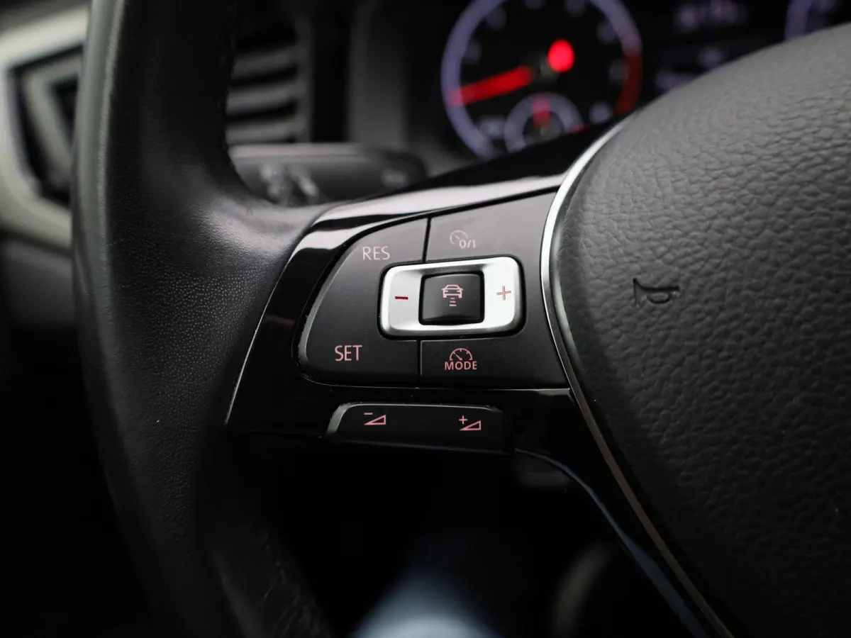 1.0 TSI R-Line Edition | AUTOMAAT | APPLE CARPLAY - ANDROID AUTO | AIRCO | NAVIGATIE | ADAPTIVE CRUISE CONTROL | LICHTMETALEN VELGEN | GETINTE RUITEN |